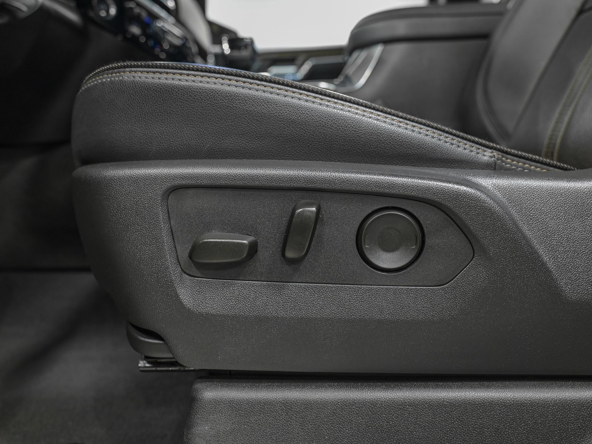 Used 2025 Chevrolet Silverado 1500 High Country w/ High Country Premium Package AWD/4WD image 14