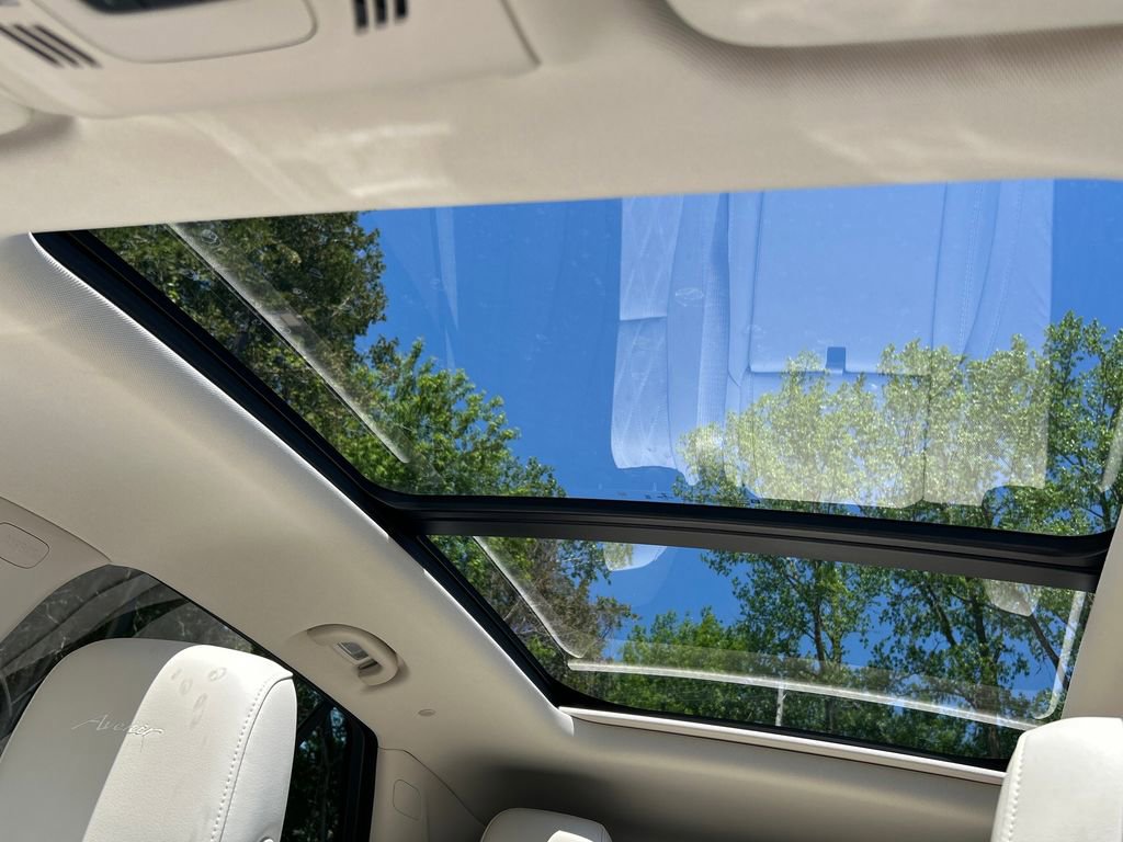 Used 2023 Buick Envision Avenir AWD/4WD image 31