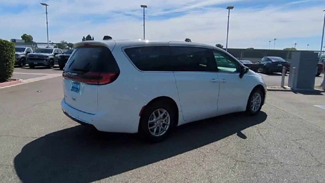 Used 2024 Chrysler Pacifica Touring-L image 8