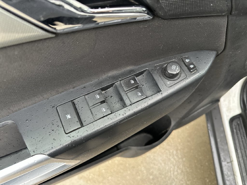 Used 2012 Chevrolet Captiva Sport LS FWD image 21