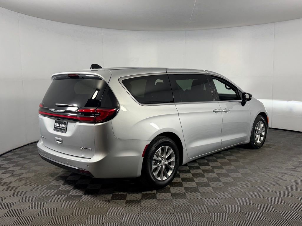 Used 2026 Chrysler Pacifica Limited FWD image 4