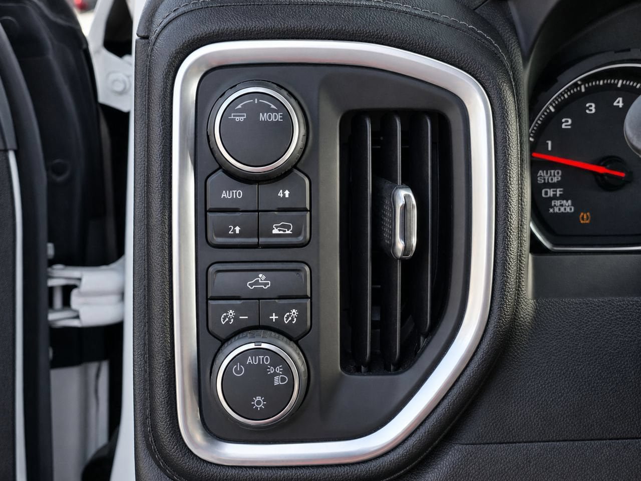 Certified 2020 Chevrolet Silverado 1500 LT AWD/4WD image 30