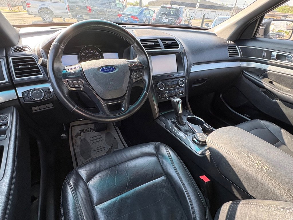 Used 2016 Ford Explorer XLT w/ Equipment Group 202A image 10