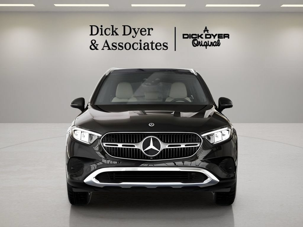 Used 2026 Mercedes-Benz GLC 300 image 2