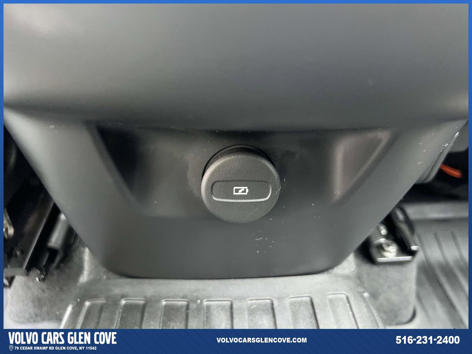 Certified 2022 Volvo XC60 B5 Momentum w/ Climate Package image 12