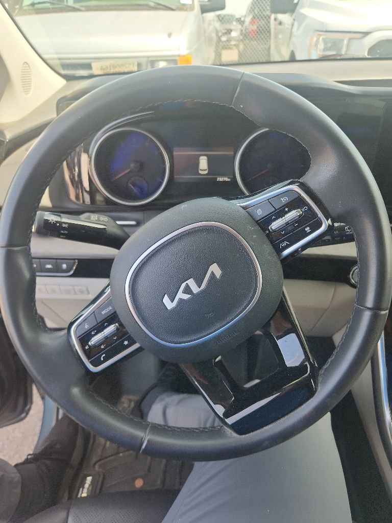 Used 2024 Kia Carnival EX FWD image 20