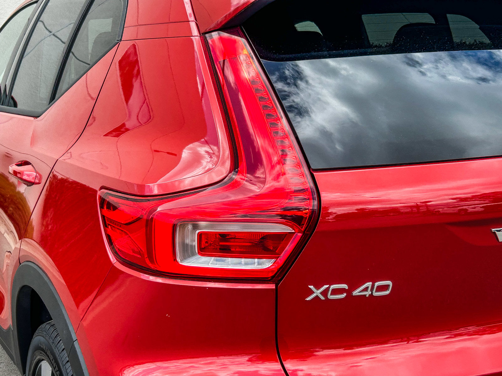 Used 2019 Volvo XC40 T4 Momentum FWD image 9