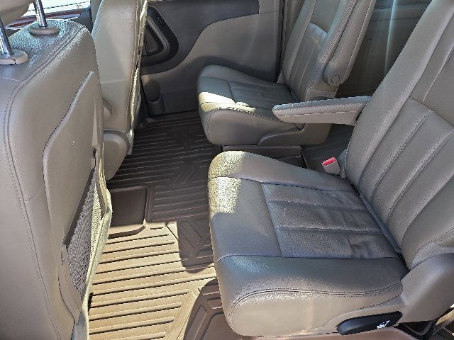 Used 2013 Chrysler Town & Country Touring-L w/ Entertainment Group #2 image 7