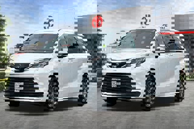 Used 2023 Toyota Sienna LE image 9
