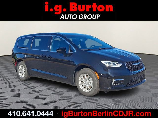 New 2026 Chrysler Pacifica Select