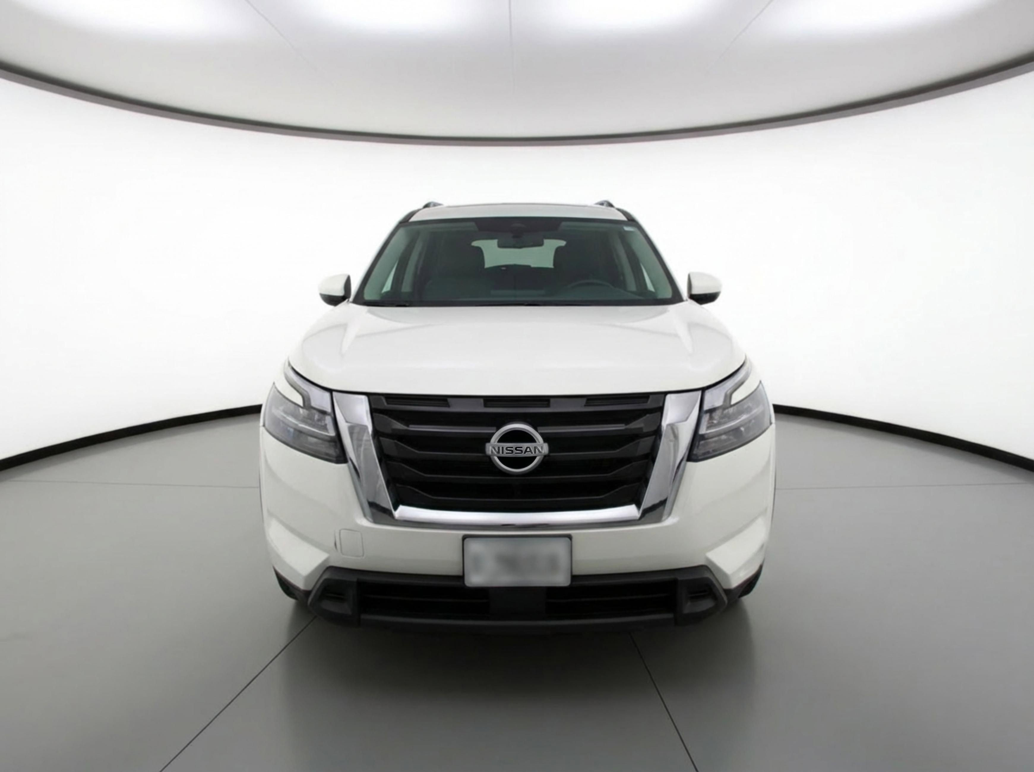 Used 2025 Nissan Pathfinder SV image 2