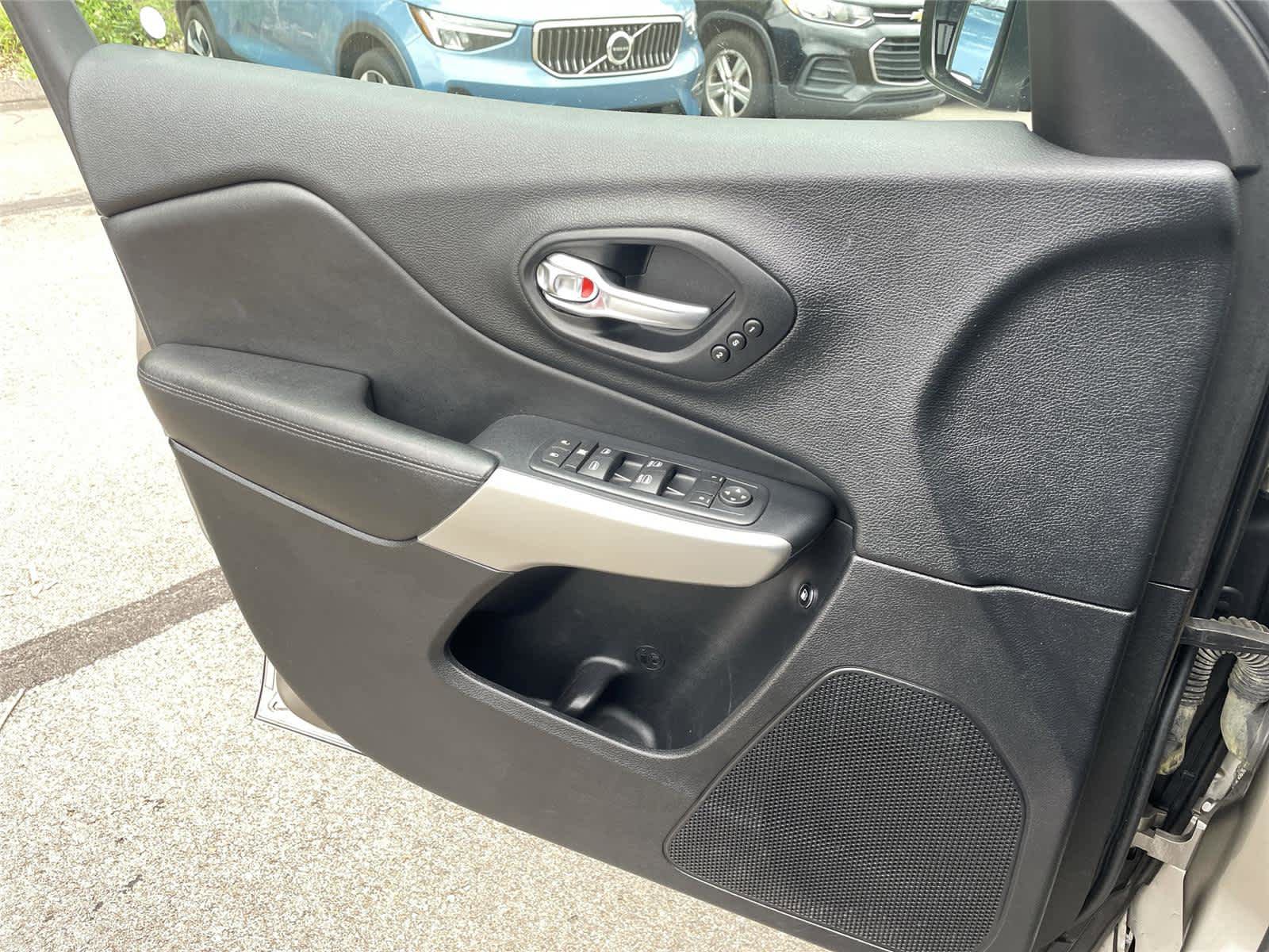 Used 2016 Jeep Cherokee Overland AWD/4WD image 25
