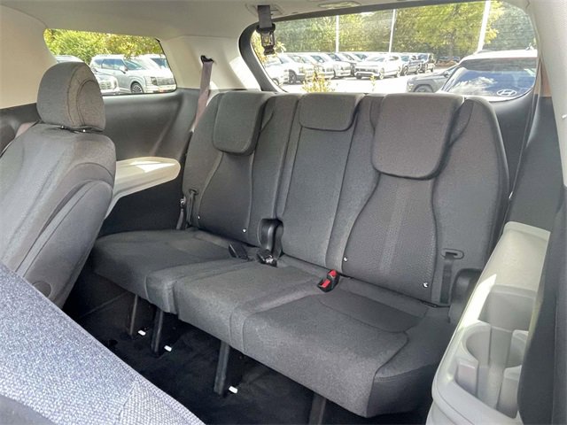 Used 2023 Kia Carnival LX image 10