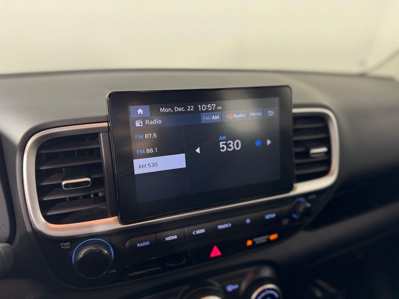 Used 2024 Hyundai Venue SEL image 16