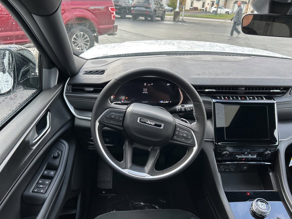 New 2025 Jeep Grand Cherokee Altitude image 16