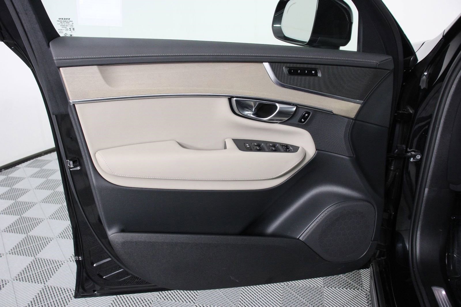 Certified 2025 Volvo XC90 T8 Plus AWD/4WD image 17