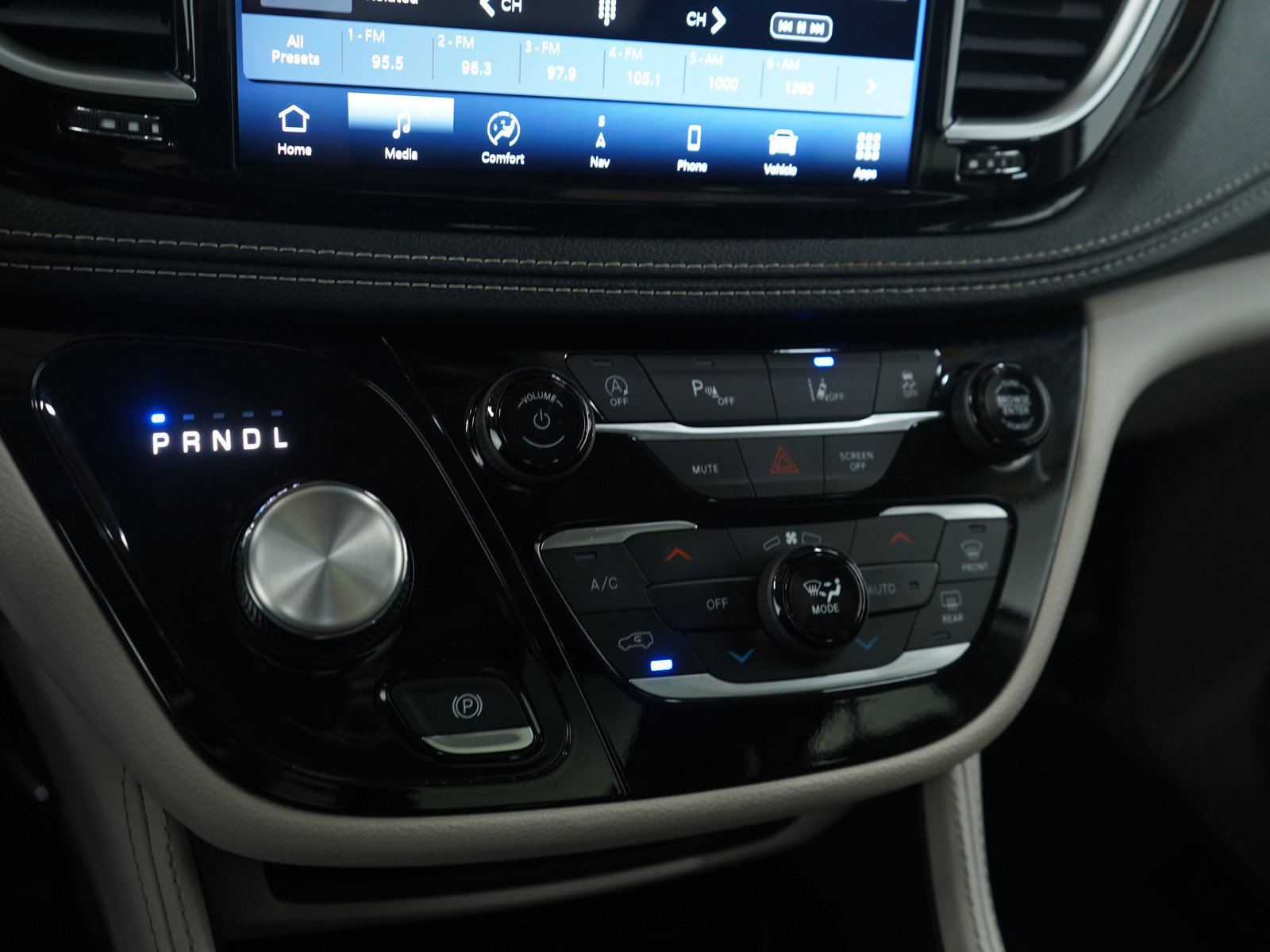 Used 2024 Chrysler Pacifica Limited image 27