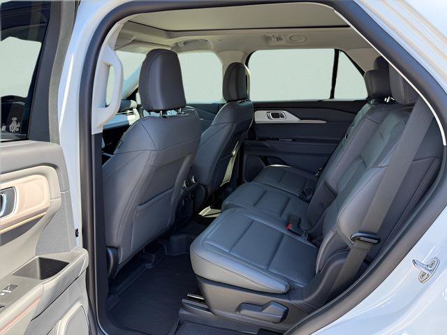 Used 2025 Ford Explorer Active w/ Active Comfort Package AWD/4WD image 5
