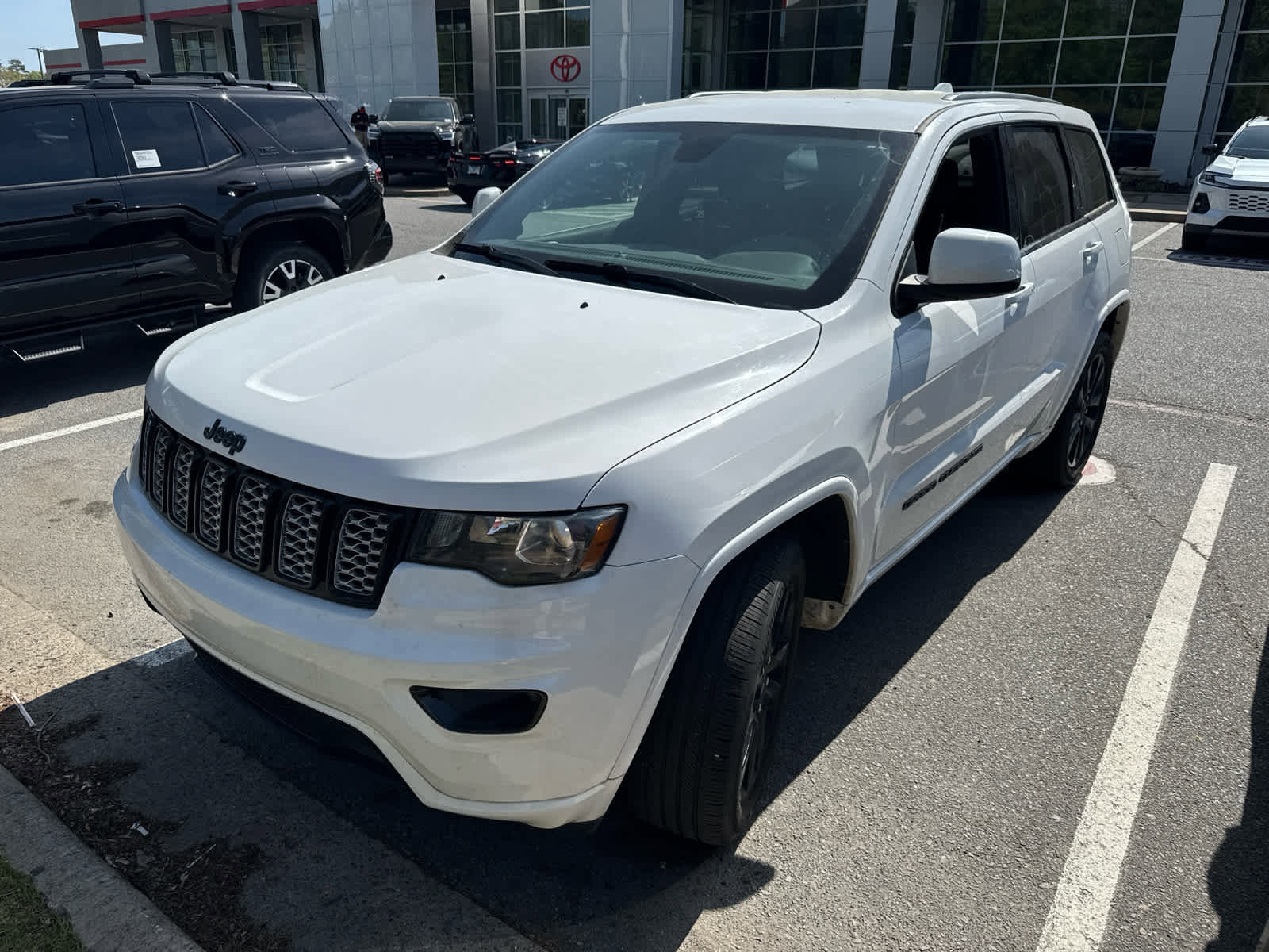 Used 2020 Jeep Grand Cherokee Altitude image 2