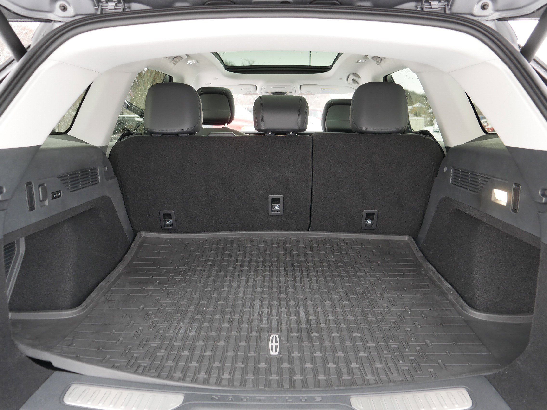 Used 2025 Lincoln Nautilus Reserve image 18