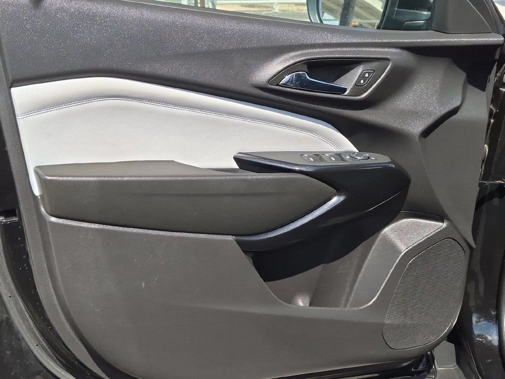 Used 2025 Chevrolet Trax LT w/ LT Convenience Package FWD image 11