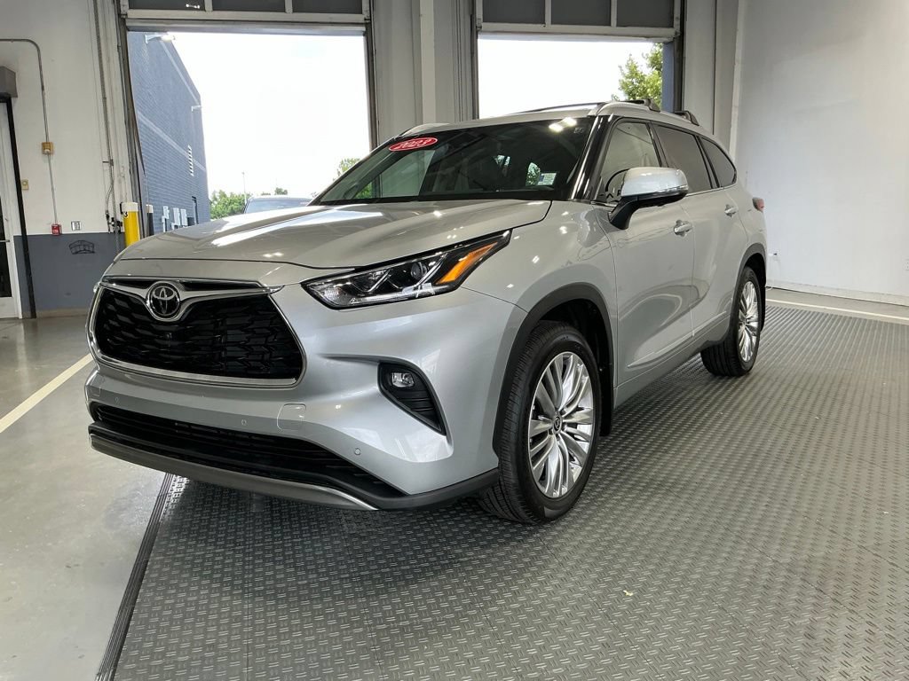 Used 2023 Toyota Highlander Platinum AWD/4WD image 2