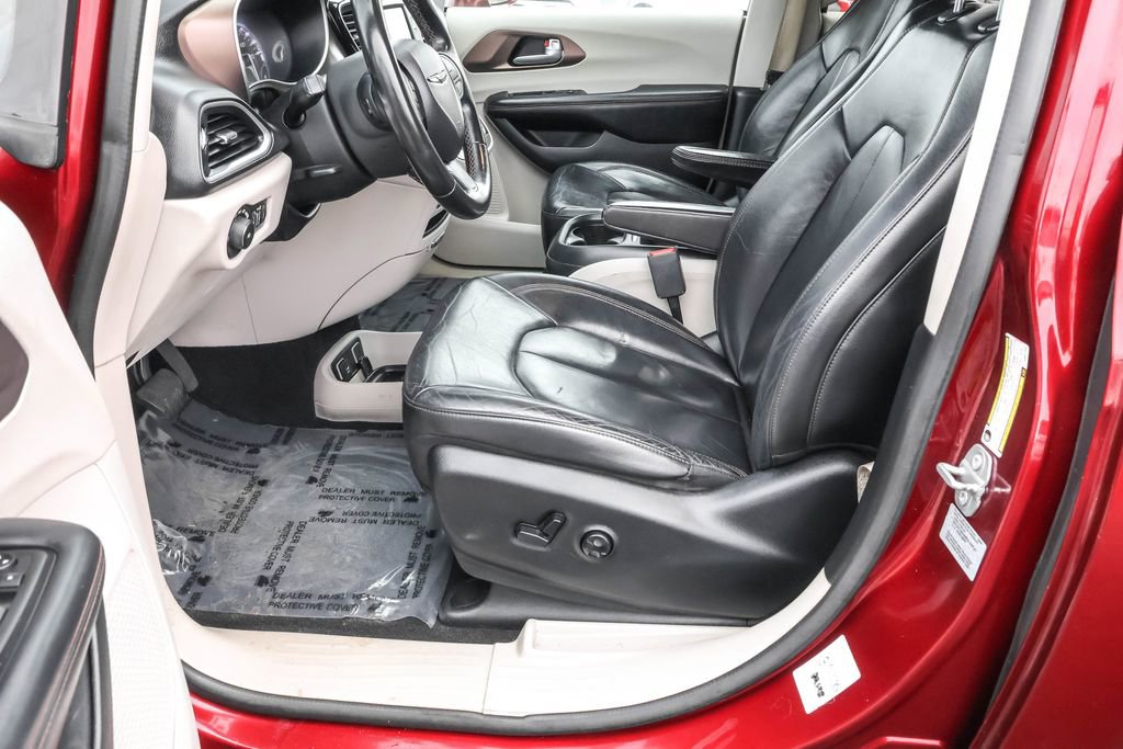 Used 2017 Chrysler Pacifica Touring-L image 16