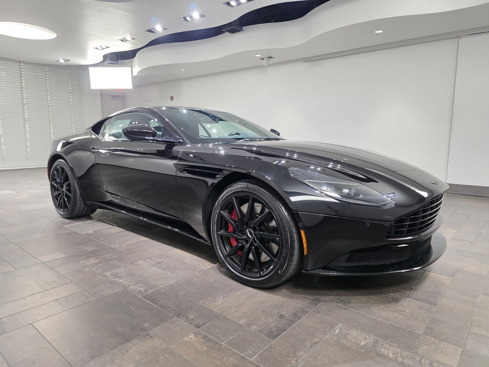 Used 2021 Aston Martin DB11 Coupe image 1