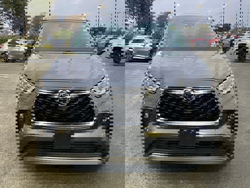 Certified 2022 Toyota Highlander Platinum image 2