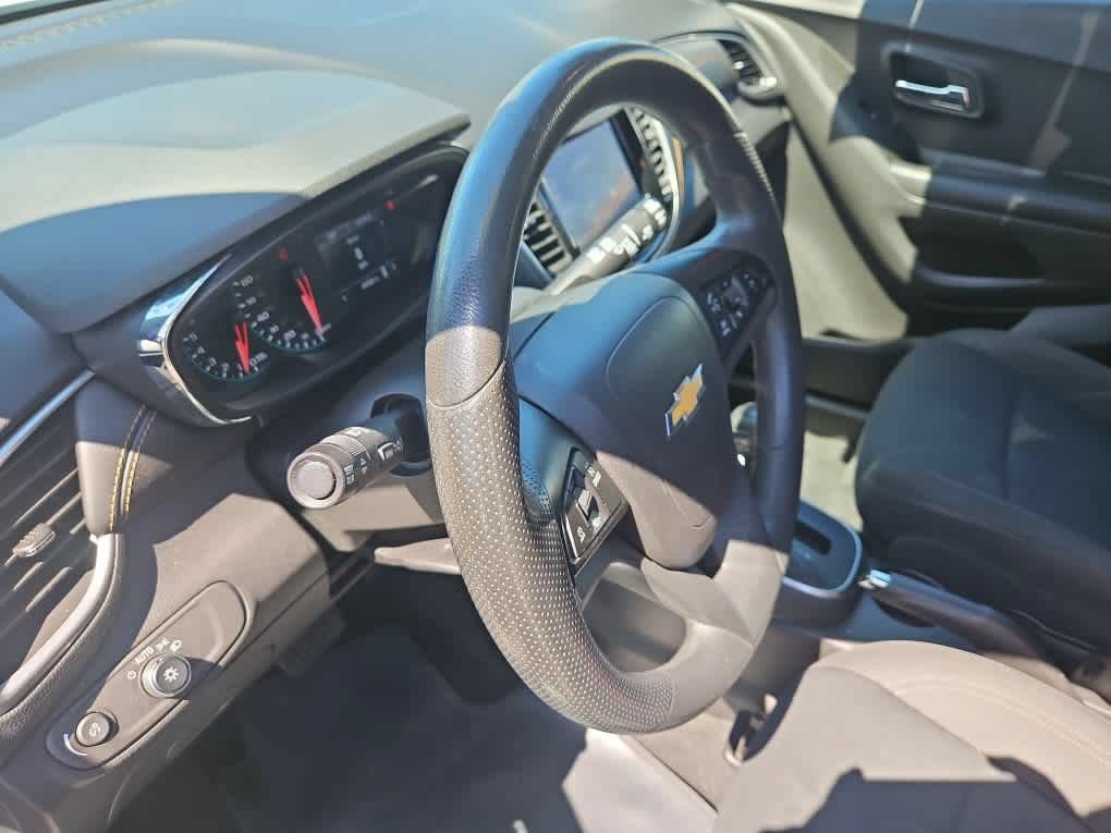 Used 2022 Chevrolet Trax LS w/ Tint and Cruise Package AWD/4WD image 2