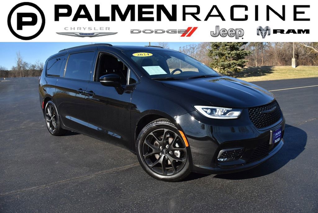 Used 2024 Chrysler Pacifica Limited w/ Uconnect Theater Family Group