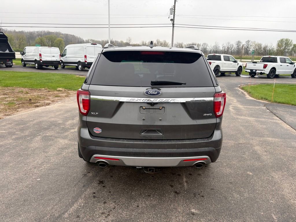 Used 2017 Ford Explorer XLT w/ Equipment Group 202A AWD/4WD image 9