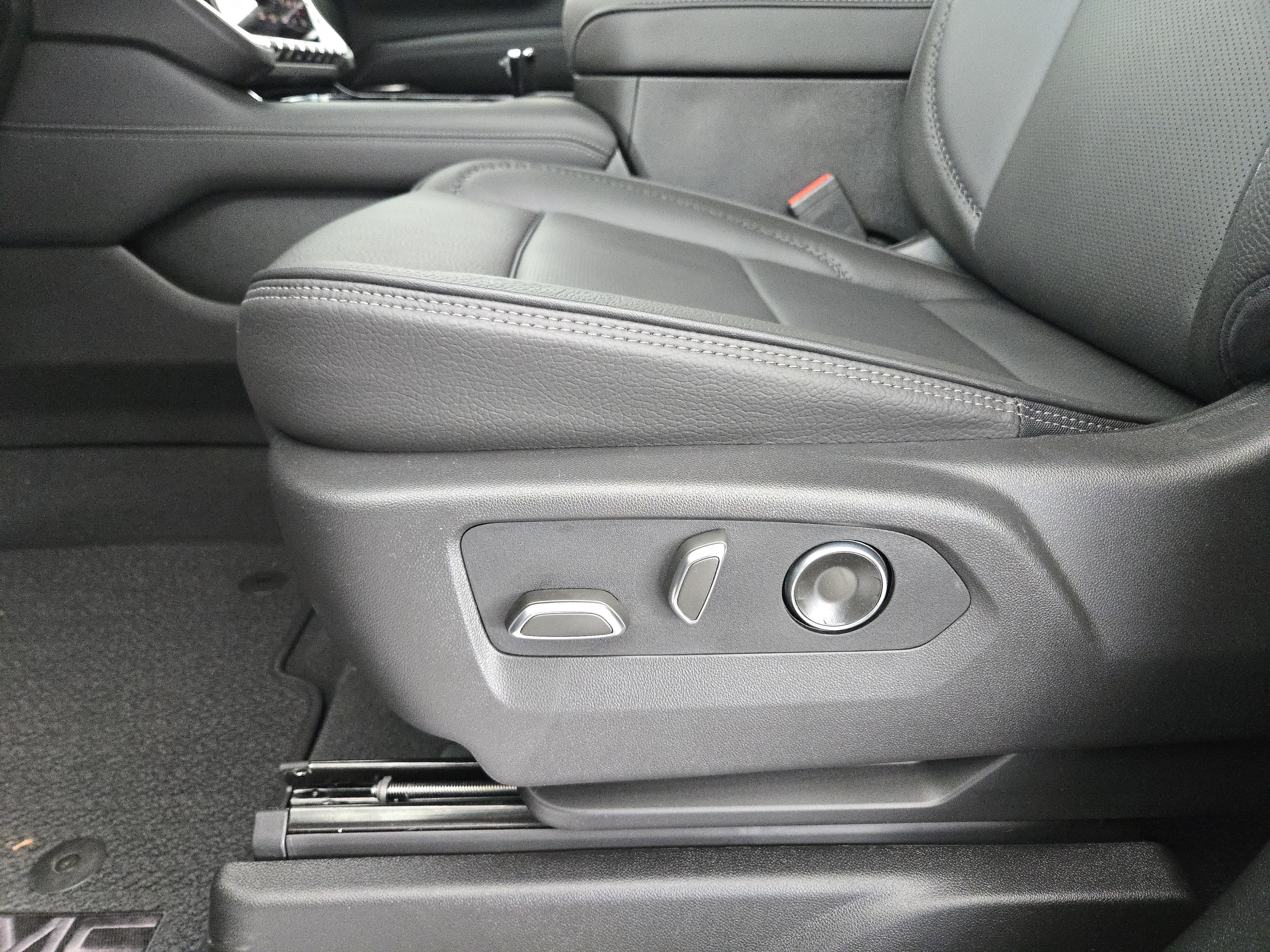 New 2026 GMC Yukon XL Denali w/ Denali Reserve Package image 19