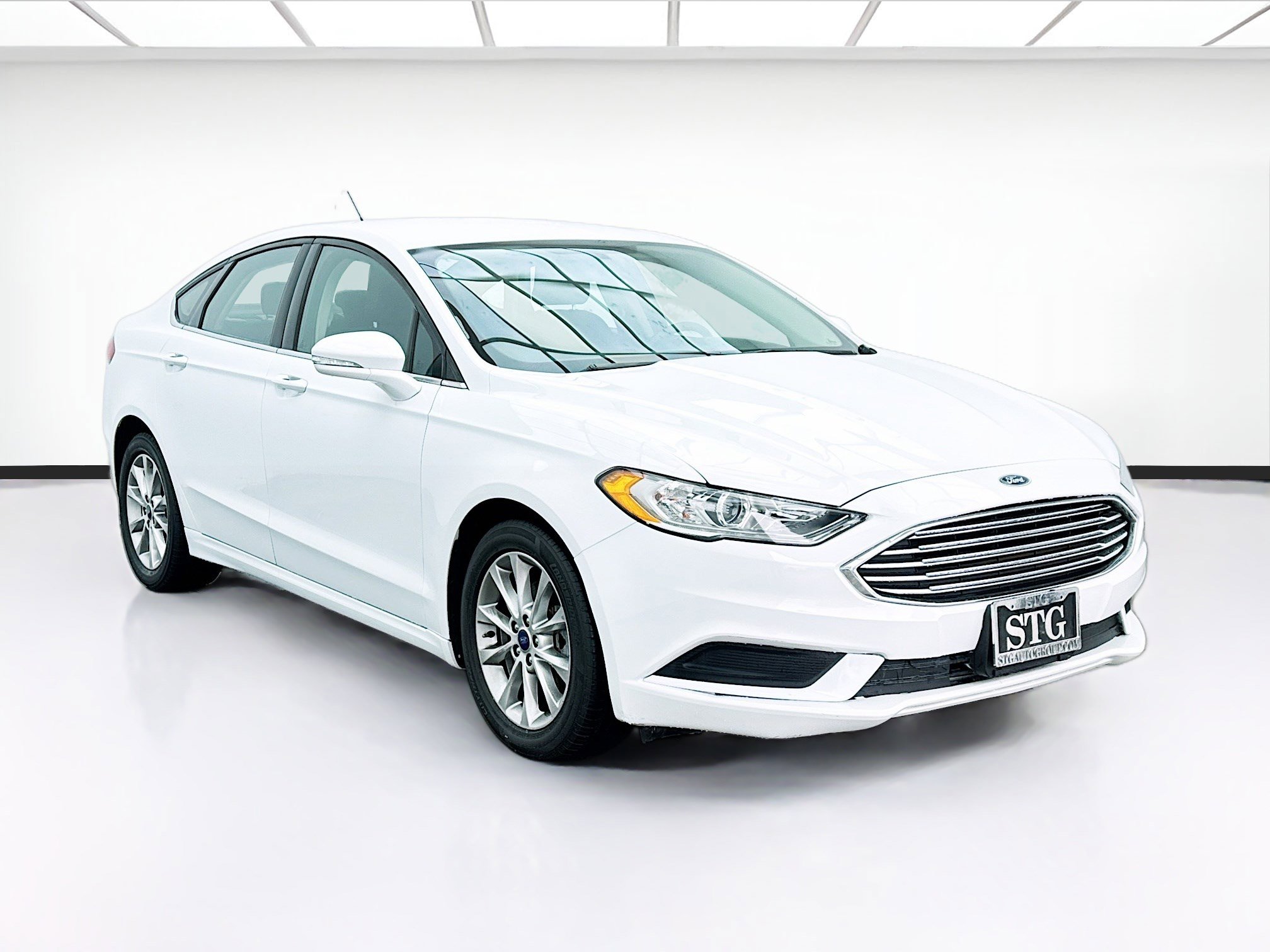 Used 2017 Ford Fusion SE w/ Fusion SE Technology Package image 3
