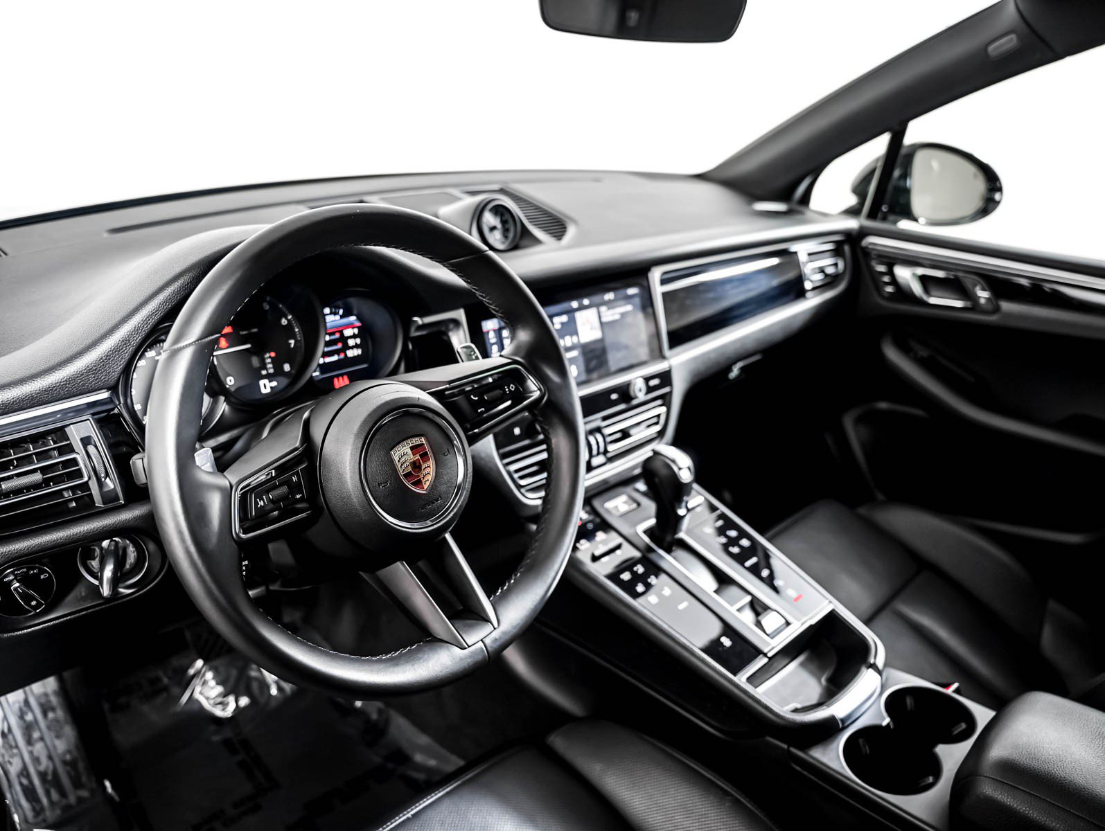 Certified 2023 Porsche Macan AWD/4WD image 4