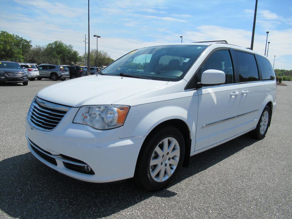 Used 2014 Chrysler Town & Country Touring image 3