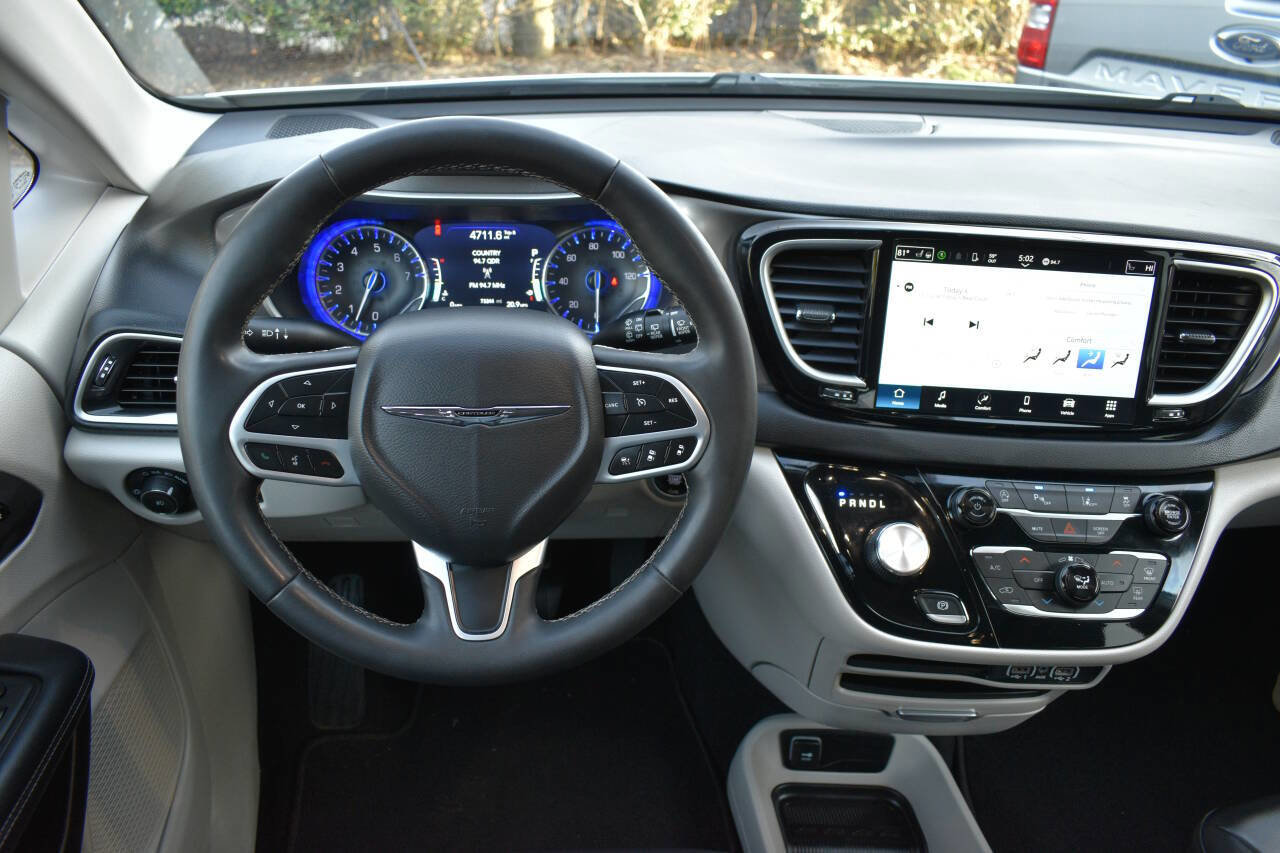 Used 2023 Chrysler Pacifica Touring-L image 16