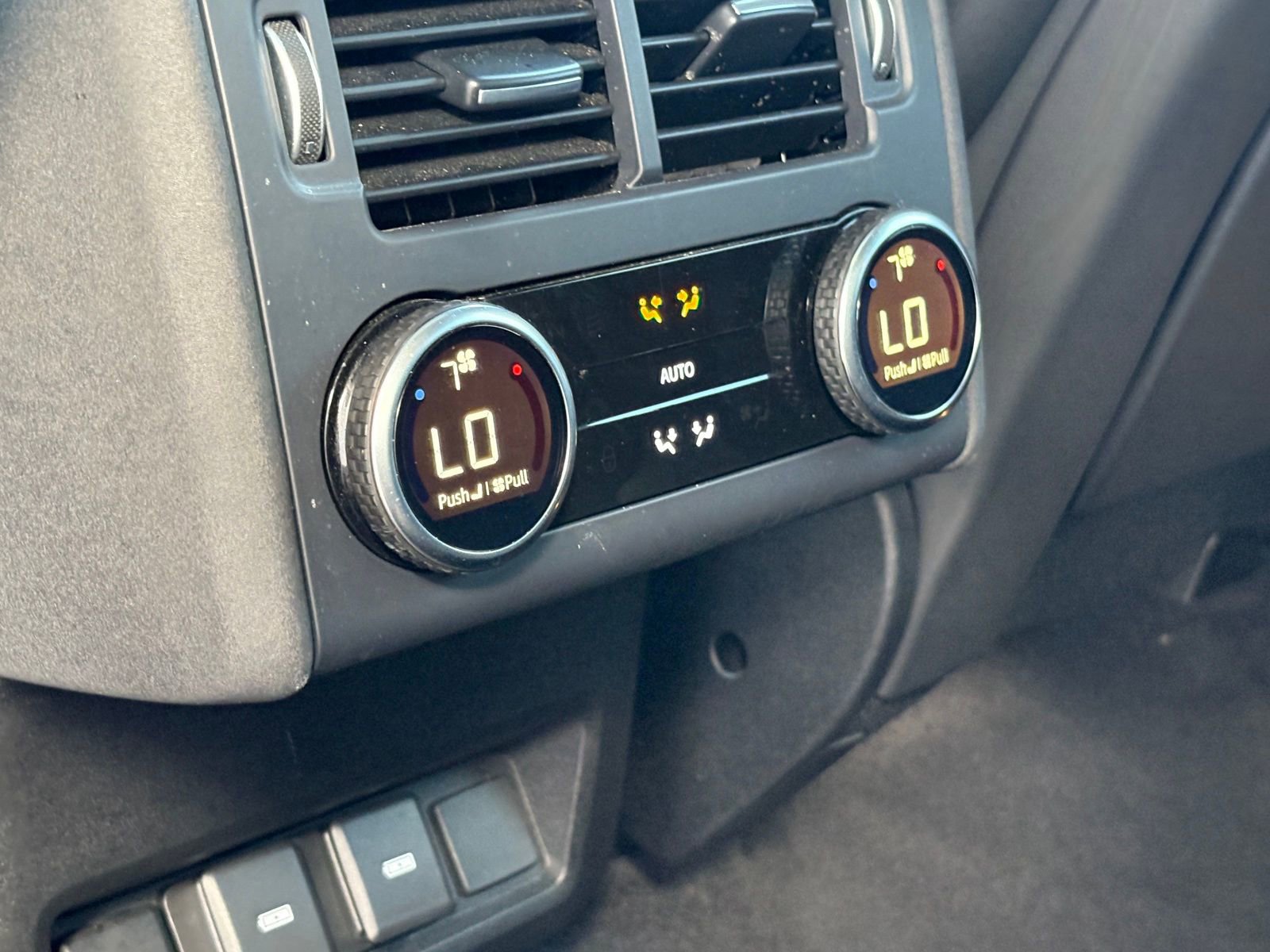 Used 2024 Land Rover Discovery Metropolitan Edition image 40