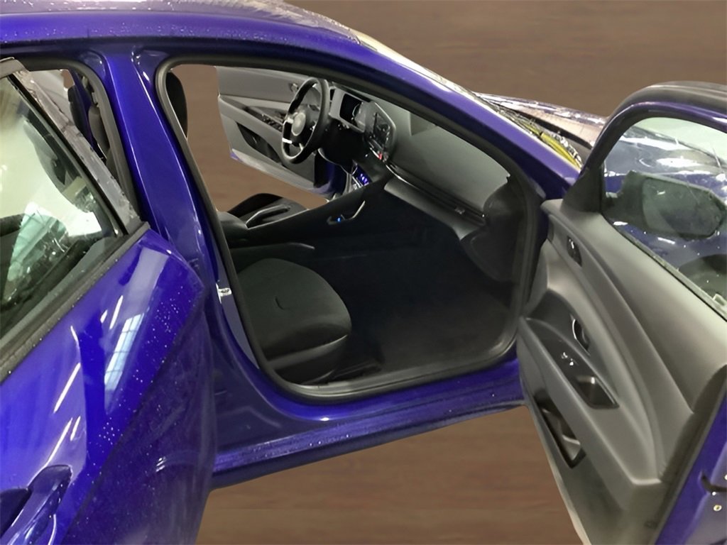 Used 2025 Hyundai Elantra Sport image 12