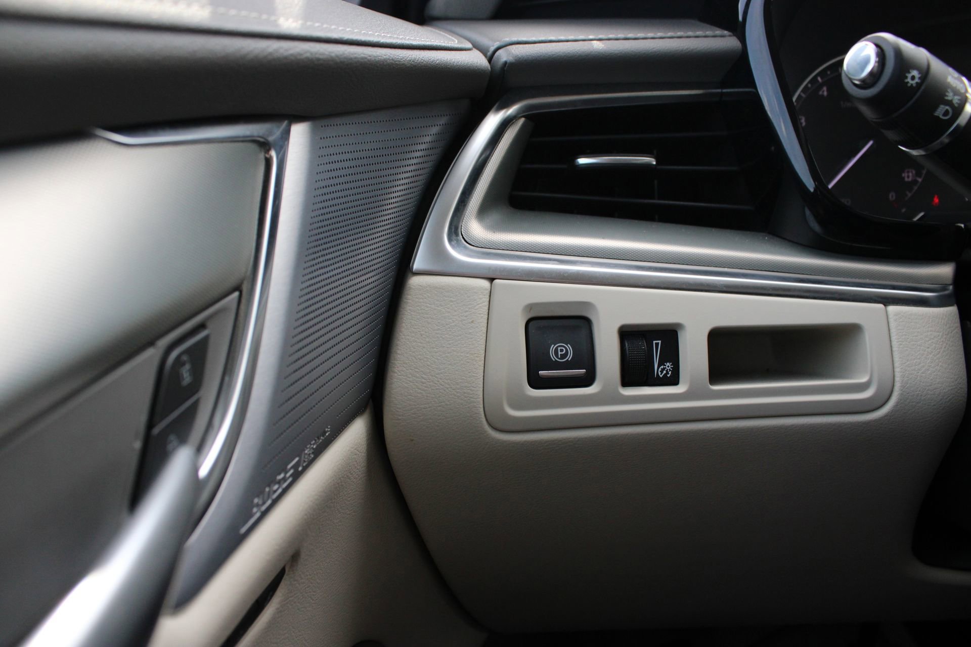 Used 2024 Cadillac XT5 Premium Luxury w/ LPO, Floor Liner Package AWD/4WD image 31