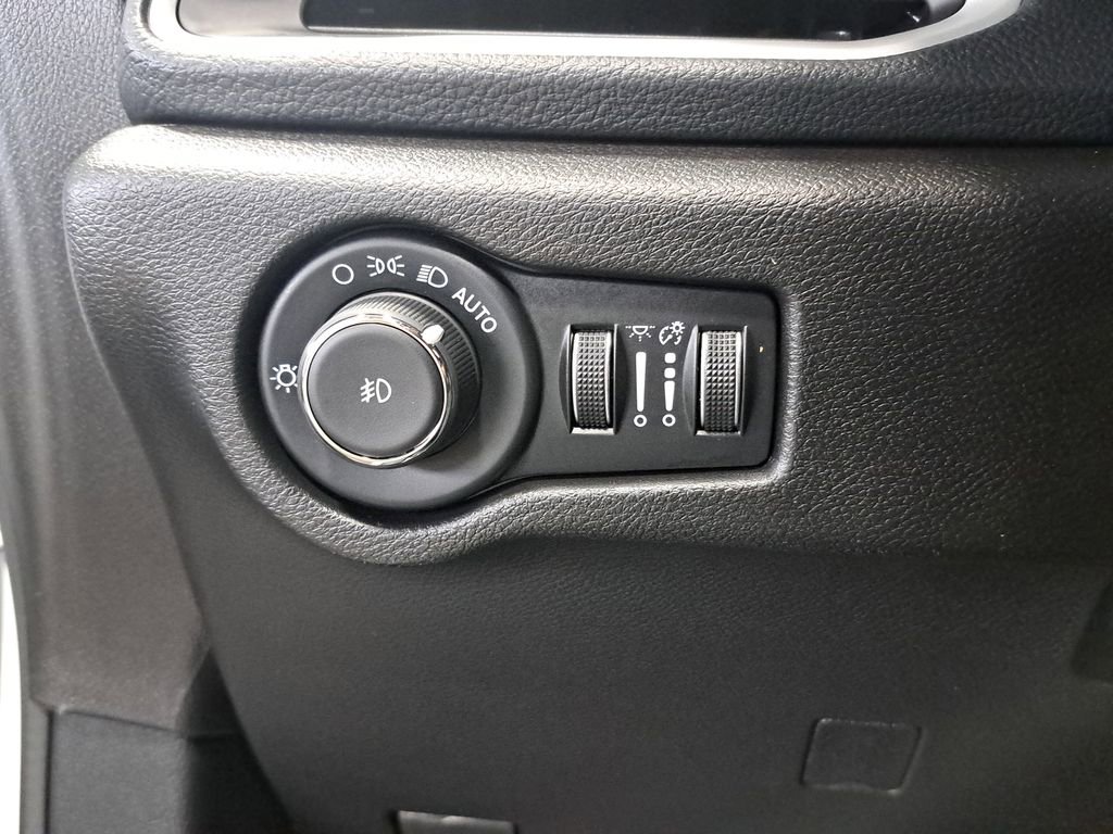 Certified 2024 Chrysler Pacifica Touring image 28