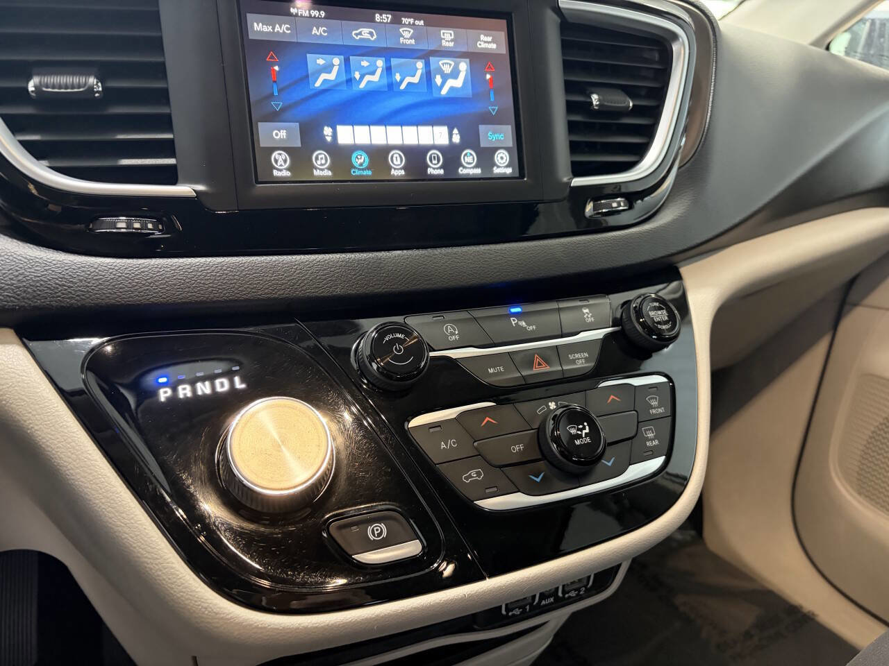 Used 2021 Chrysler Voyager LX image 11