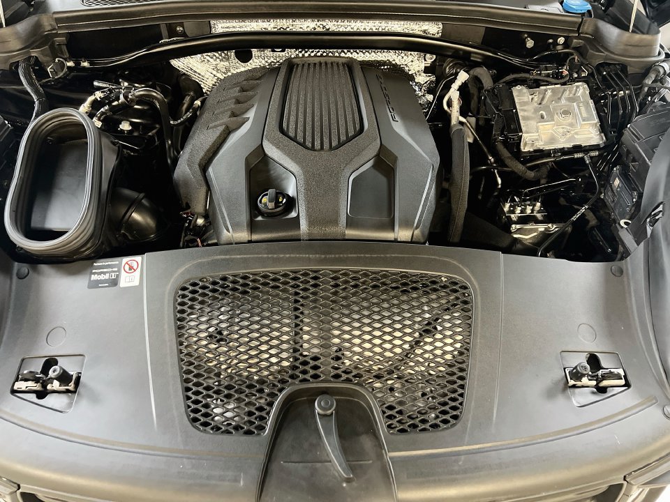 Certified 2026 Porsche Macan AWD/4WD image 32