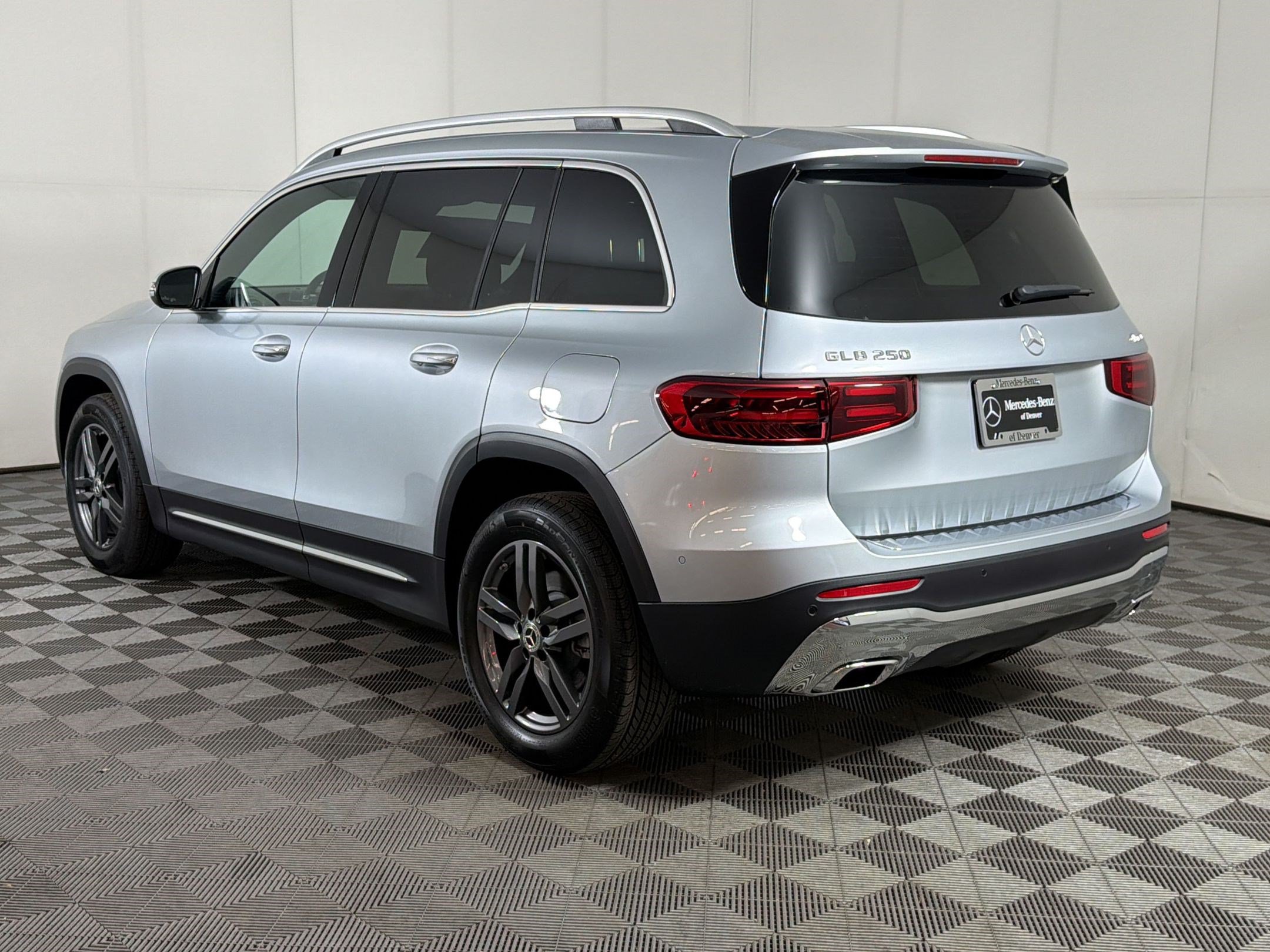 Used 2026 Mercedes-Benz GLB 250 4MATIC image 3