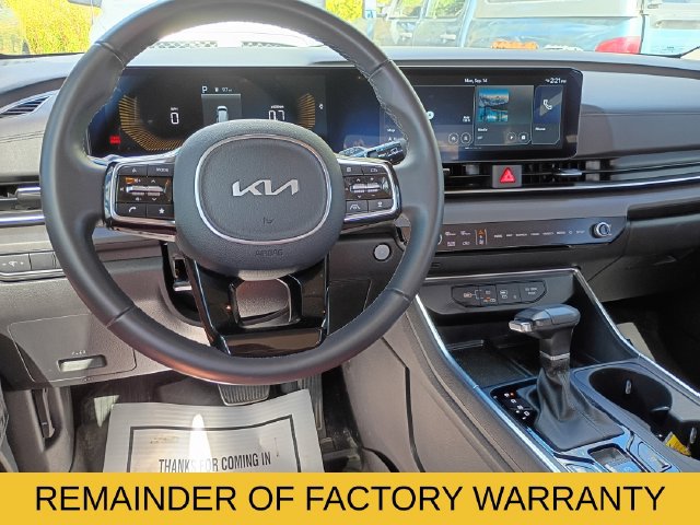 Used 2025 Kia Carnival EX FWD image 10