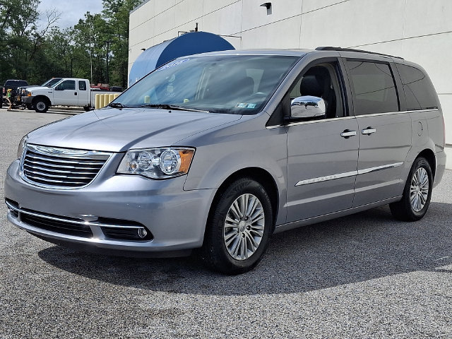 Used 2016 Chrysler Town & Country Touring-L FWD image 6