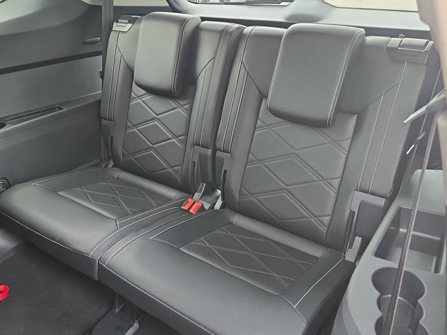 Used 2025 Volkswagen Atlas SE AWD/4WD image 14