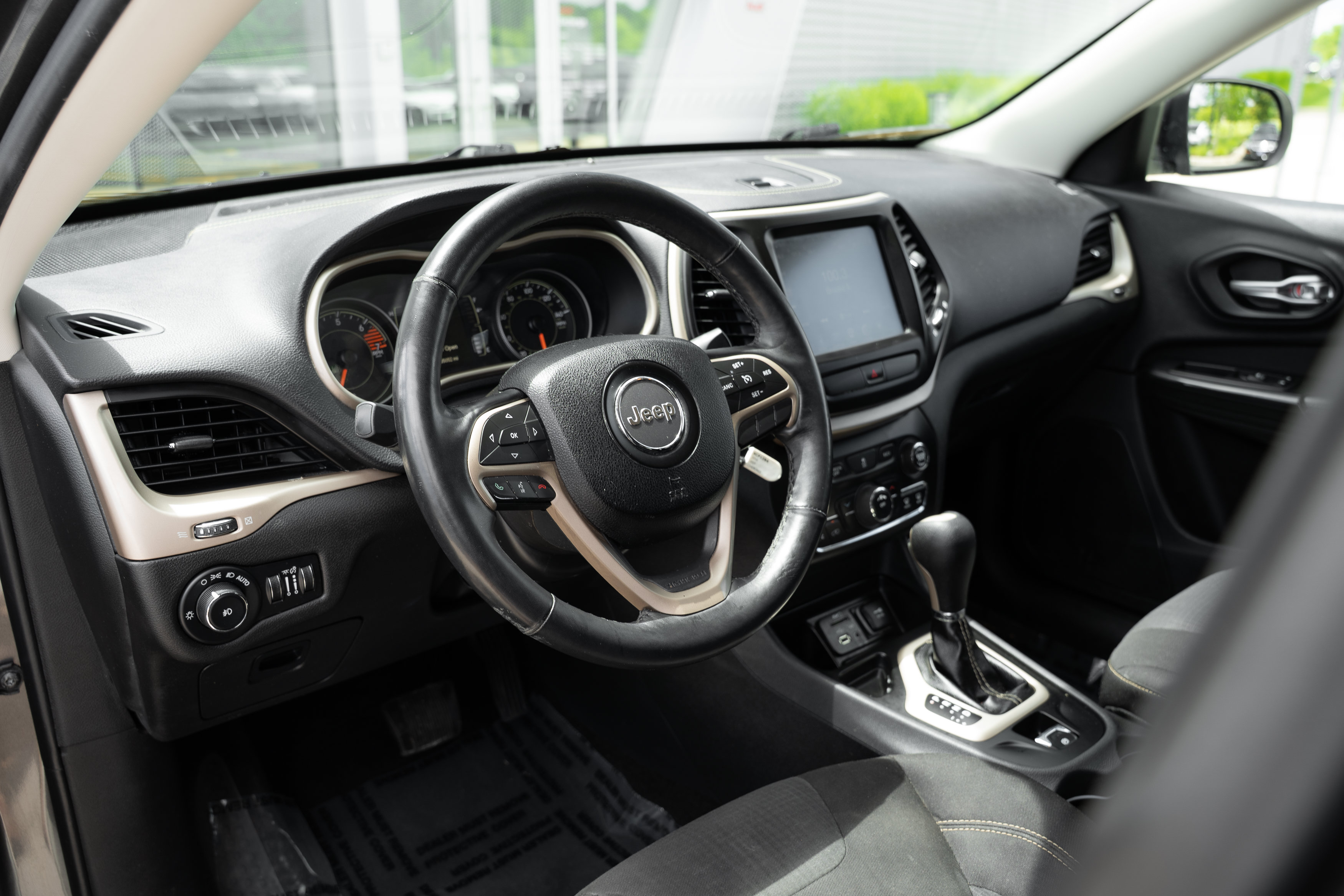Used 2016 Jeep Cherokee Latitude w/ Cold Weather Group FWD image 10