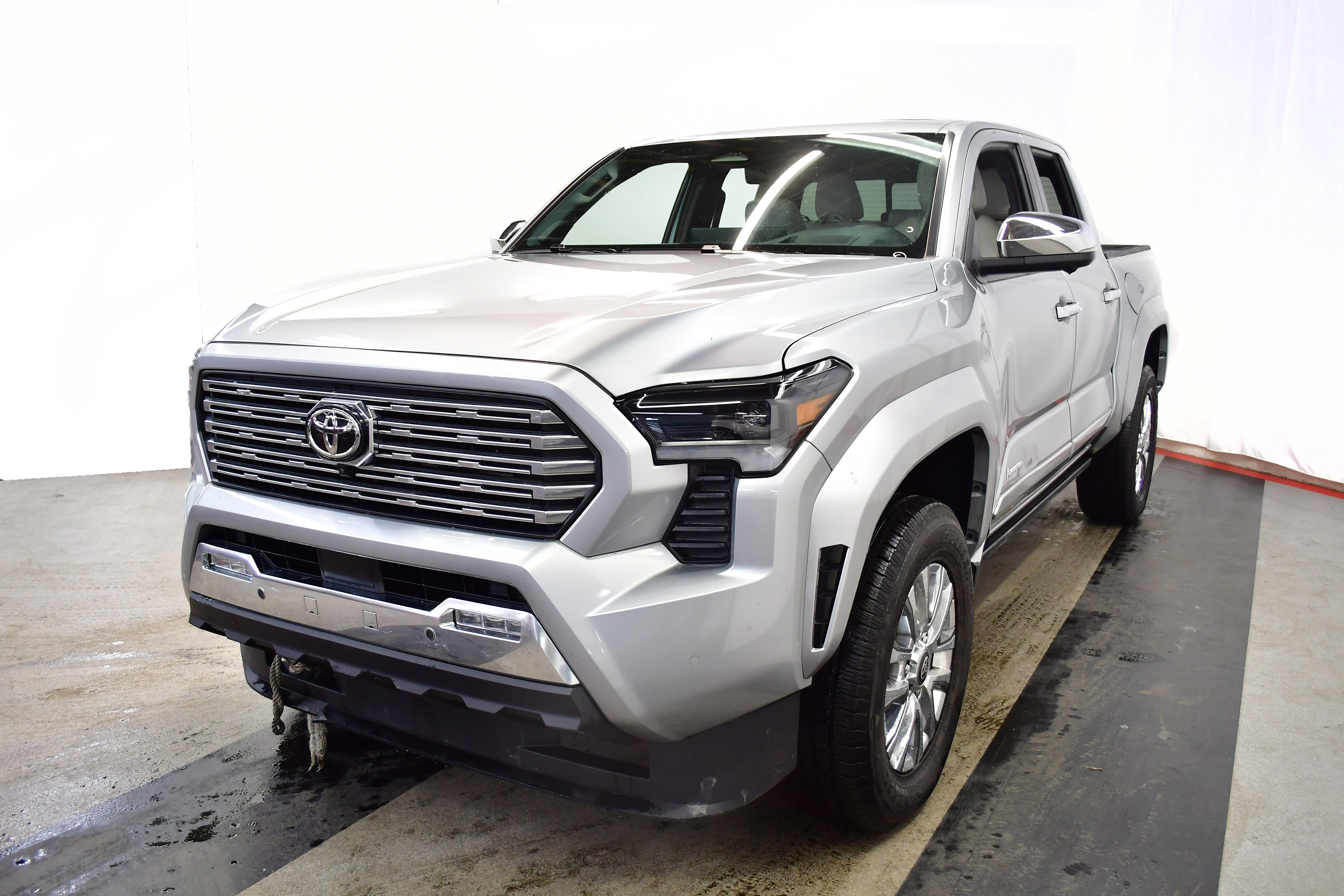 Used 2024 Toyota Tacoma Limited w/ Limited Package (LT) image 8
