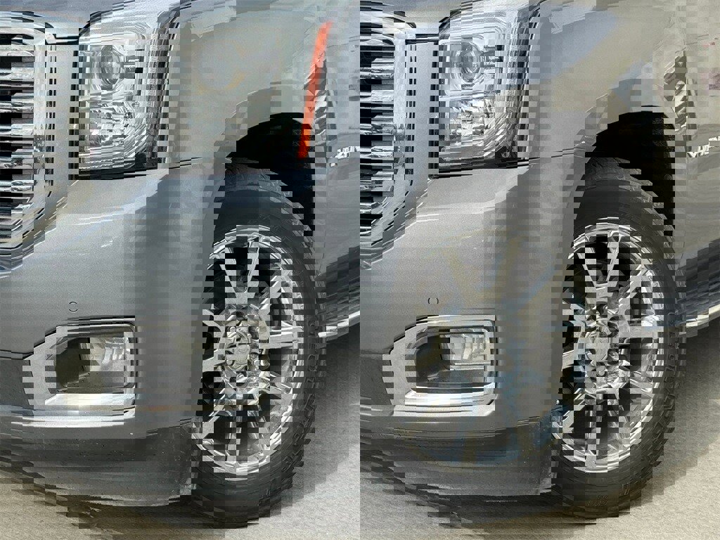 Used 2018 GMC Yukon SLE w/ SLE Value Package image 2